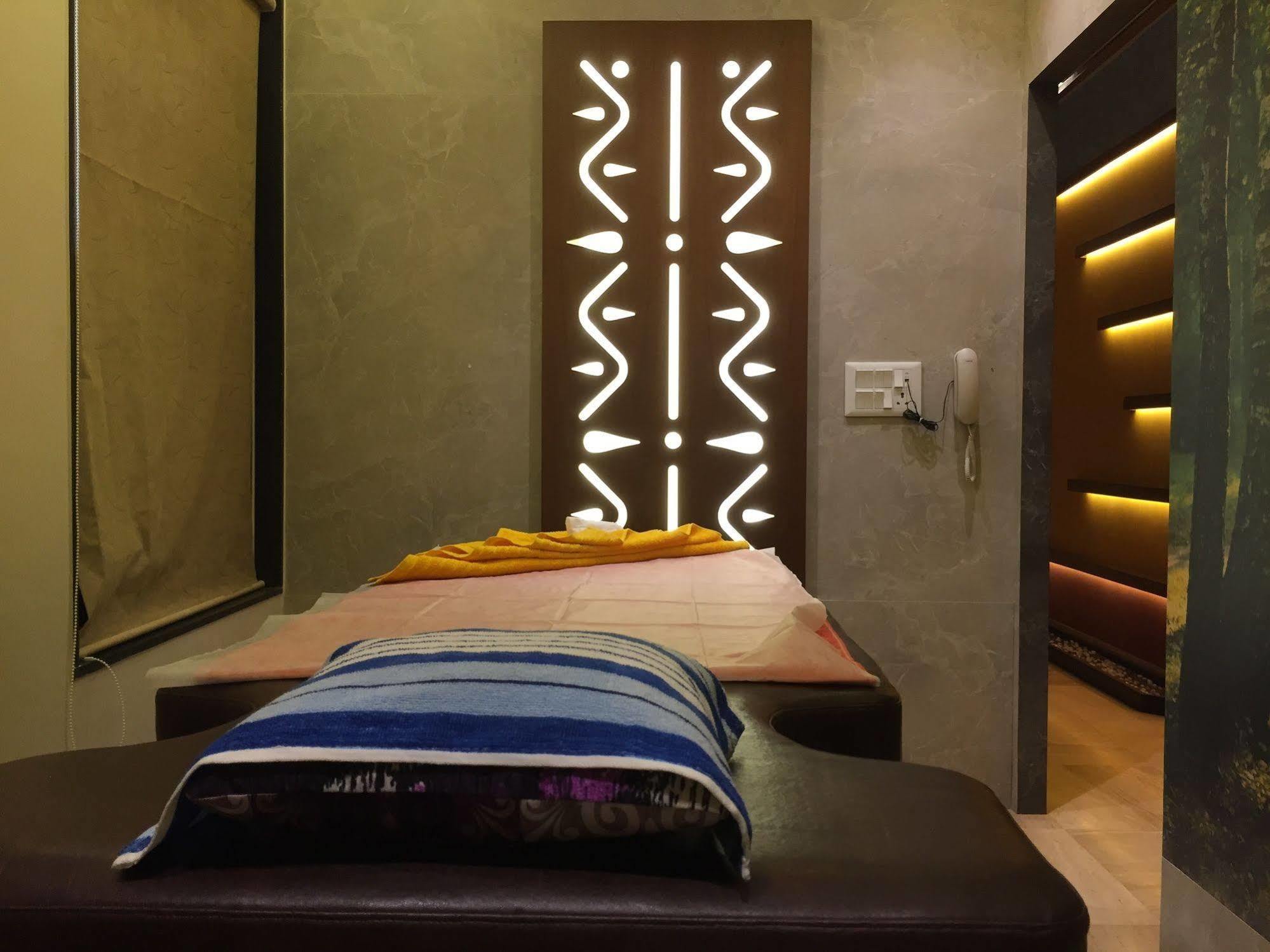 โฮเต็ล อมานทรา คอมฟอร์ท Hotel อุเดเปอร์ ภายนอก รูปภาพ
