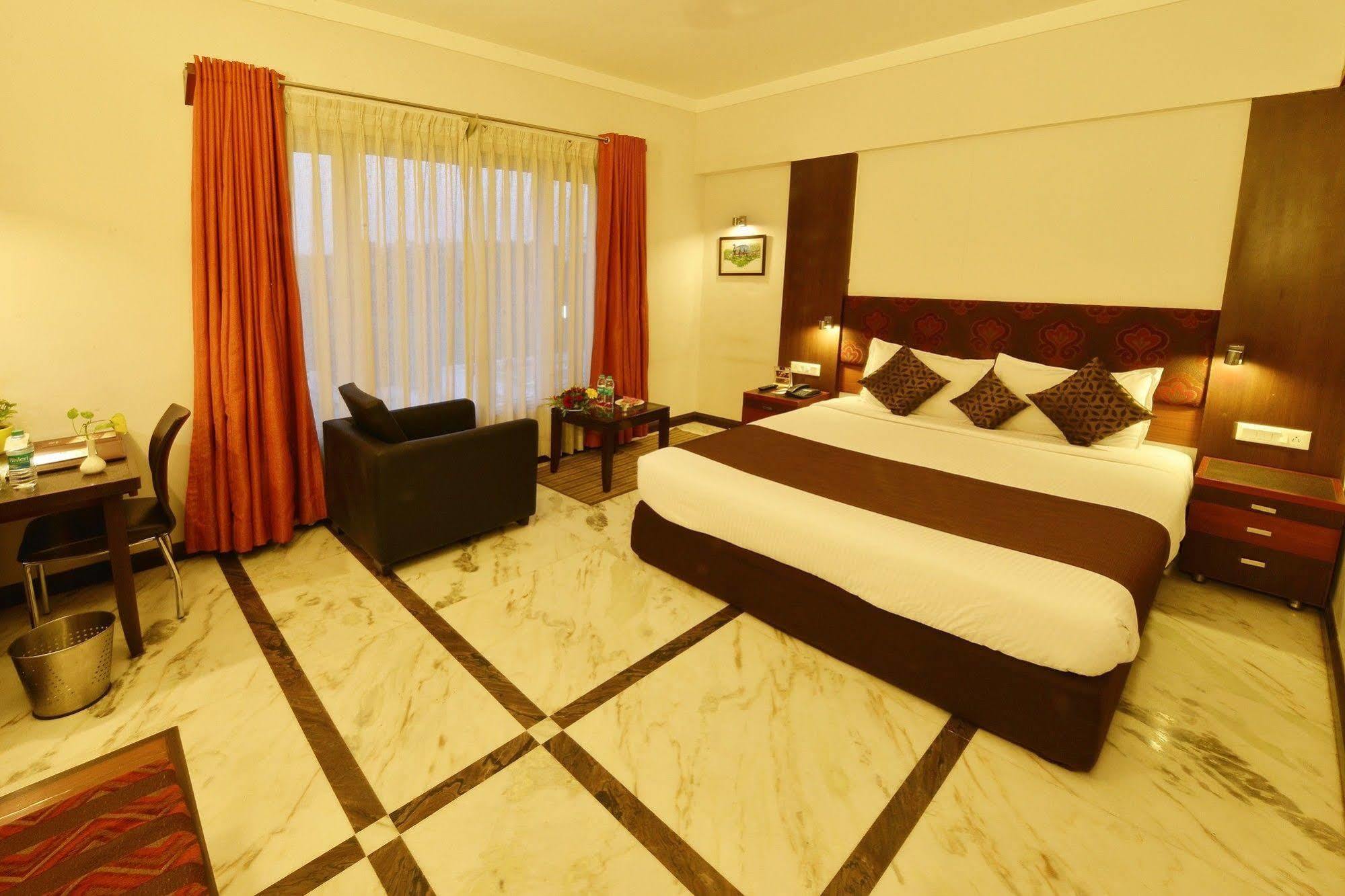 โฮเต็ล อมานทรา คอมฟอร์ท Hotel อุเดเปอร์ ภายนอก รูปภาพ